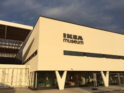 Разположен е в Елмхулт в сградата, където през 1958 г. е открит първият магазин на веригата