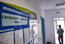 Най-много свободни работни места за първичния пазар в бюрата по труда са заявени от работодатели в преработващата промишленост (3640 места), от търговията (2088 места) и др.