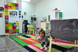 Основен фокус в дейността е осигуряване на подкрепа за децата и семействата в най-уязвими и маргинализирани общности