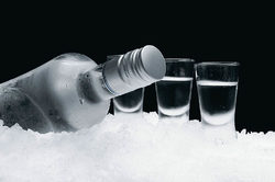 Консумацията на бутилирани алкохолни напитки в България за последните 12 месеца намалява с 4.22% в обем и расте с 2.53% в стойност