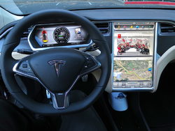 Ръководителят на компанията Илон Мъск заяви, че очаква до края на 2017 г. кола на Tesla да може да измине изцяло на автопилот разстоянието от Лос Анджелис до Ню Йорк, без да е необходимо и "едно докосване на волана".