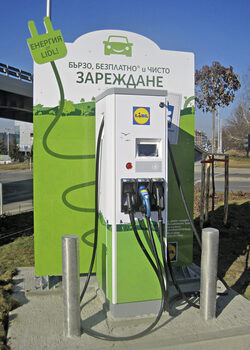 Зарядната станция е част от новата концепция магазини, гарантираща повече удобства на клиентите, подобрена работна среда за служителите и опазване на околната среда