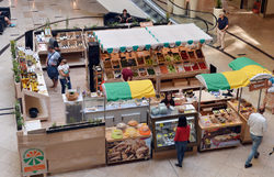В няколко търговски и бизнес центъра се експериментира с продажба на храни на малки производители