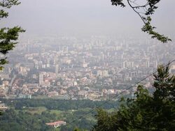 Започна строителството на "Сердика център" в София, съобщиха инвеститорите Sparkassen Immobilien AG - дружеството за инвестиции в недвижими имоти на Erste Bank и немското строително-инвестиционно дружество ECE Projektmanagement. Инвестициите в търговския център възлизат на общо 180 млн. евро. Новият мол ще има 50 хил. кв. м търговска площ, разгъната на три нива, около 200 магазина и около 35 хил. кв. м административна площ. 