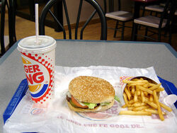 Веригата за бързо хранене "Бъргър кинг" (Burger King), която е сред водещите компании в сегмента и част от портфолиото на американската "Иям рестърънтс" (Yum Restaurants), стъпва на българския пазар. Информацията съобщиха представители на пазара, като тя беше потвърдена и от Петър Цикалов от екипа, който в момента договаря първите заведения в София.