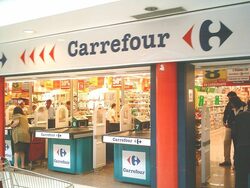 Carrefour SA, най-големият търговец на дребно в Европа, планира да продаде дял от звеното си за продажба на недвижими имоти, за да откупи свои акции на стойност 4.5 млрд. евро. Причината е в нарастващия натиск от страна на инвеститорите, коментира Bloomberg.