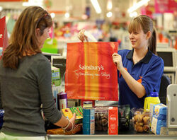 Третата по големина верига супермаркети във Великобритания Sainsbury получи на 19 септември предварително предложение от потенциален купувач - катарския държавен инвестиционен фонд Delta Two, който по данни на британските медии може да заплати 10,6 млрд. британски лири за търговската верига. 