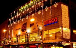 Най-голямата верига супермаркети във Великобритания Tesco, обяви, че продажбите й на вътрешния пазар са намалели поради лошото време през лятото, съобщава econ.bg. Печалбата на компанията за първото полугодие на тази година обаче е скочила с 14% до 1,32 млрд. британски лири.