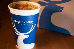 Luckin скоро ще излезе на борсата и ще продължи да се разраства и да предлага промоции, но Starbucks има нещо повече