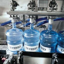 Продажбите на бутилирана вода в големи опаковки за изстудяване в Източна Европа се увеличават с бързи темпове и са достигнали 10 на сто от общия пазар за миналата година, съобщава най-новото изследване на специализираната консултантска компания "Зенит интернешънъл".