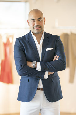 Той е специалист в областта на продажбите и притежава богат опит в бързооборотния сектор и модната индустрия.