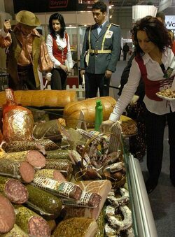 Над 400 български и чуждестранни компании се представят на традиционното есенно издание на изложенията "Булпек", "Месомания", "Салон на млякото", "Салон на виното" и "Интерфуд и дринк", които се провеждат до 17 ноември в "Интер експо център" в София . 