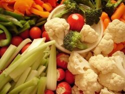 До тази година българските производители на биологични продукти реализираха продукцията си основно в чужбина, но нарасналото търсене на вътрешния пазар променя и маркетинговата стратегия на компаниите. От следващата година ще бъдат разкрити вериги за биологични храни, където ще се продава само проверена продукция, обясни Стоилко Апостолов, управител на фондацията за биологично земеделие "Биоселена".