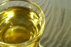Най-голямо повишение спрямо предходната година има при цената на олиото (79%) и брашното (56%), сочи сравнителен анализ на цените през декември 2007 и декември 2006 година, изготвен от Държавната комисия по стокови борса и тържища (ДКСБТ).