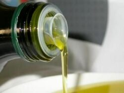 Производителите на олио ще обжалват пред Върховния административен съд наложените от Комисията за защита на конкуренцията (КЗК) санкции за съгласуване на цените. Това съобщи Иван Ангелов, изпълнителен директор на "Бисер олива", една от 14-те рафинерии, на които антимонополистите наложиха наказания заради поскъпването на олиото през лятото на миналата година.