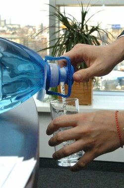 Компанията за бутилиране на води "Девин" раздаде бонуси на избрани служители под формата на близо 22 хил. броя акции. Това информираха вчера от компанията. С книжата са наградени двадесет мениджъри на дружеството, които са се отличили с работата си. 