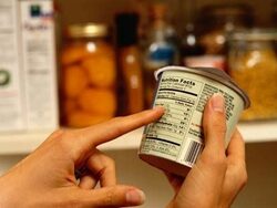 Европейската комисия обяви нови правила за етикетиране на хранителните продукти, според които потребителите във всичките 27 страни членки ще могат да получават много по-пълна информация за хранителното съдържание на стоките, които купуват.
