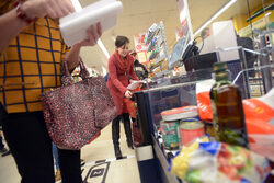Хранителните супермаркети в България харесват системата за самотаксуване. В САЩ и в Европа - вече не толкова.