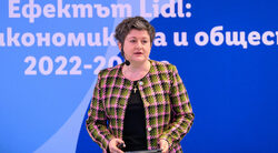 От този ефект са извадени плащаните от веригата преки данъци, които през миналата година са 51 млн. лв.