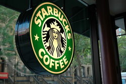 Съд в Сан Диего нареди на известната верига кафенета Starbucks да плати обезщетение от 106 млн. долара заедно с лихвите на свои служители, предаде Reuters.