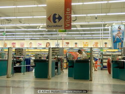 Френската група Carrefour сериозно обмисля да предложи за продажба "стените на магазините си", като след намирането на евентуален купувач идеята е търговските обекти да се ползват под наем, става ясно от публикация във вестник "Фигаро".