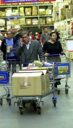 Инвестиционните планове на "Метро кеш&кери България" включват построяването на още три магазина в България. Срокът за това е тригодишен, а средствата, които ще бъдат вложени, са 150 млн. лв. Това стана ясно при откриването във Варна на първия разширен и модернизиран магазин на германската верига.