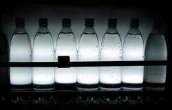 Продажбите на бутилирана вода във Великобритания са се повишили с най-високи темпове в Европа през последните пет години. Връзката между поемането на много вода и здравословния начин на живот е основен двигател за продажбите, а консуматорите избират водата пред други безалкохолни напитки, тъй като не съдържа калории, кофеин или изкуствени оцветители. Въпреки това загрижеността за околната среда може да въпрепятства растежа.