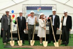 Над 85 млн. евро е планираната инвестиция в Mall Rousse. Това стана ясно днес по време на церемония, на която беше направена първа копка на обекта.