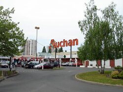 Дубайската компания за недвижими имоти Nakheel и френският ритейлър Auchan group подписаха договор за създаване на съвместното предприятие HyperCorp LLC. Целта е на територията на Обединени арабски емирства да се изгради верига хипер- и супермаркети под бранда Auchan, съобщава The Gulfnews.