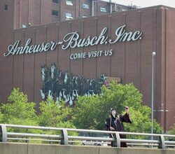 Компанията Berkshire Hathaway Inc., контролирана от милиардера Уорън Бъфет, ще спечли около 770 млн. долара от придобиването на производителя на Budweiser Anheuser-Busch Cos от страна на InBev NV's, което се оценява на 52 млрд. долара, информира Bloomberg.