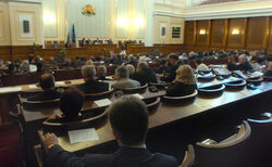 Парламентът реши да намали състава на Комисията за защита на конкуренцията от седем  на пет члена