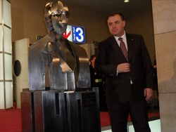 Скулптурната композиция е изработена от Райнис Гелов